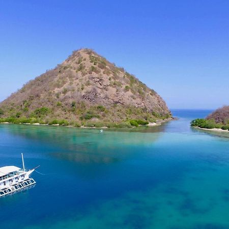 Le Pirate Boatel - Floating Hotel Labuan Bajo Exteriör bild