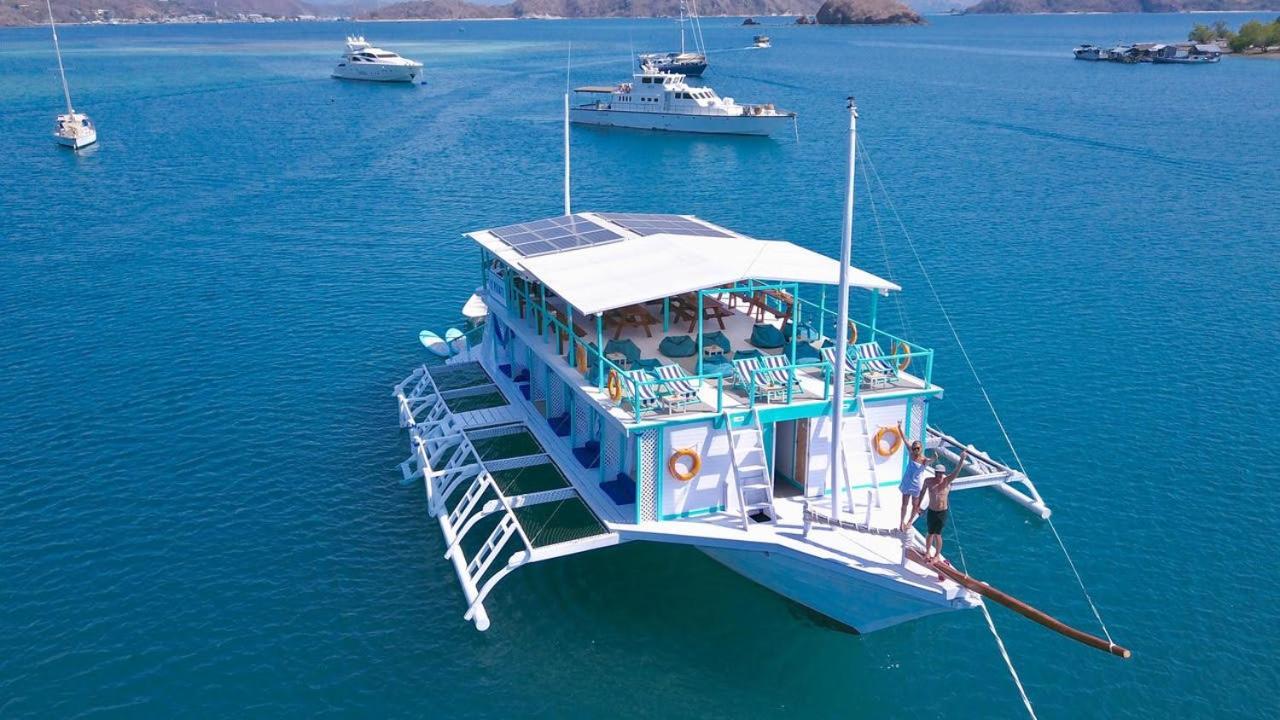 Le Pirate Boatel - Floating Hotel Labuan Bajo Exteriör bild