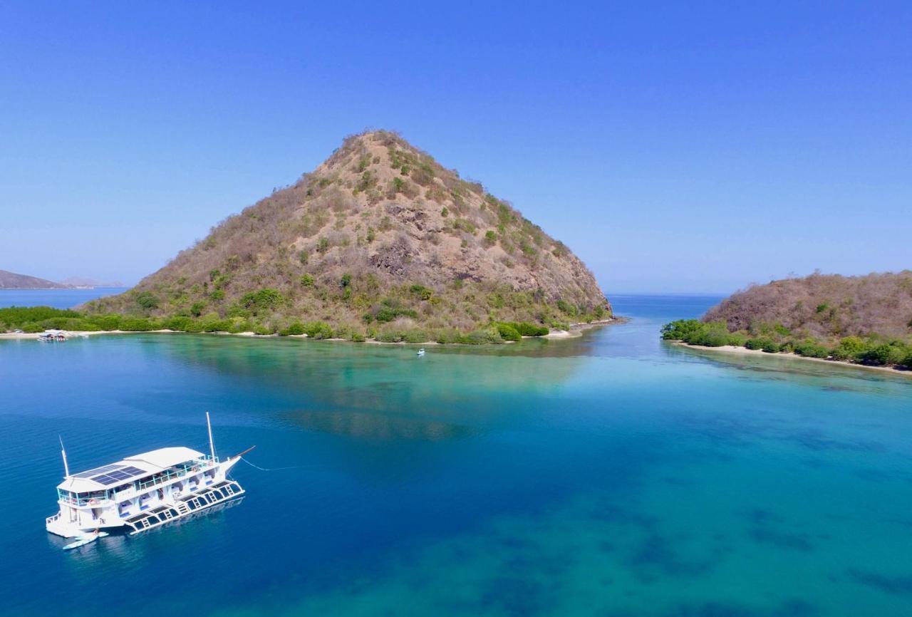 Le Pirate Boatel - Floating Hotel Labuan Bajo Exteriör bild