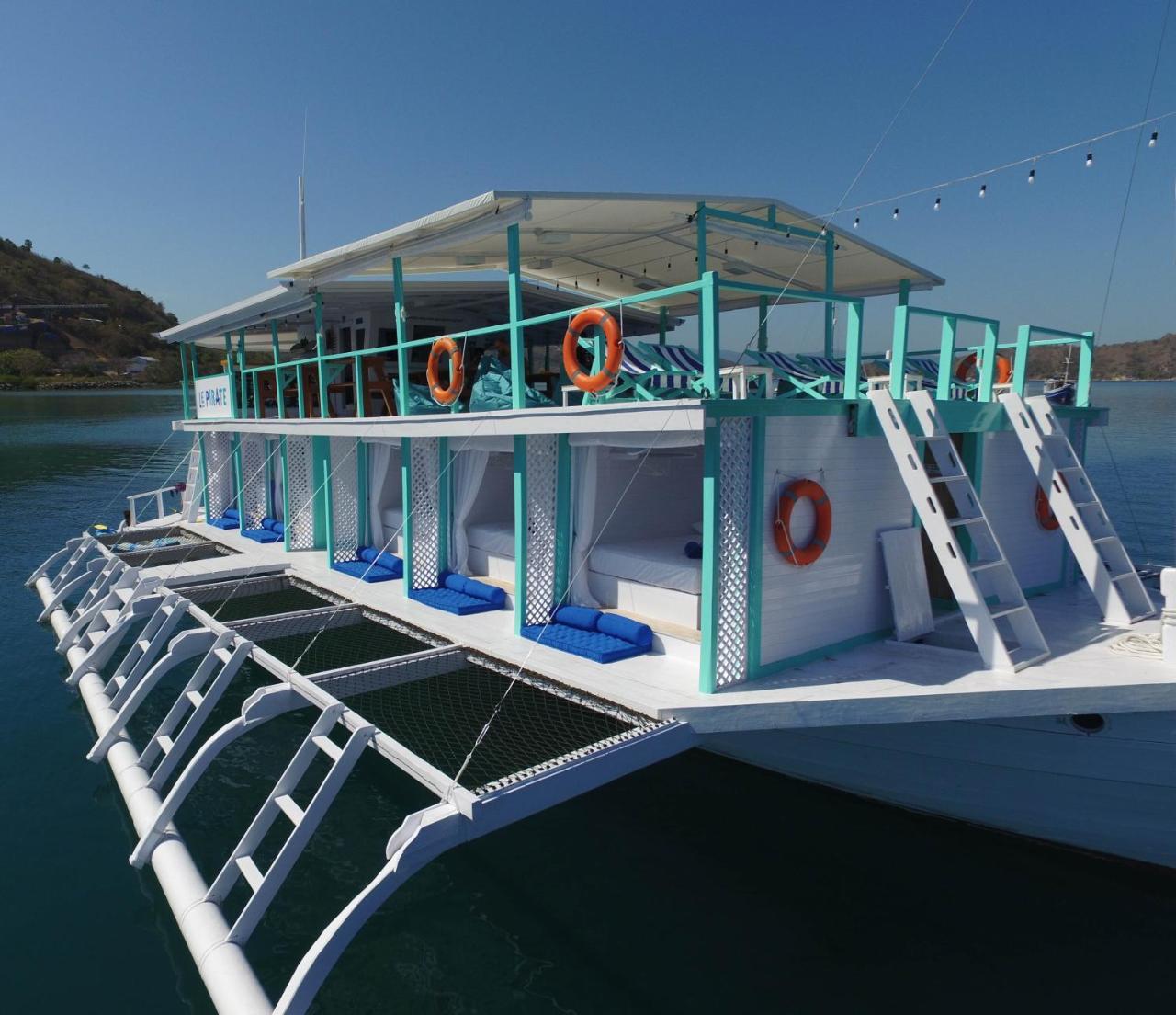 Le Pirate Boatel - Floating Hotel Labuan Bajo Exteriör bild